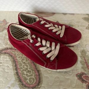 Womens Taos “Star” tennis shoes, size 10